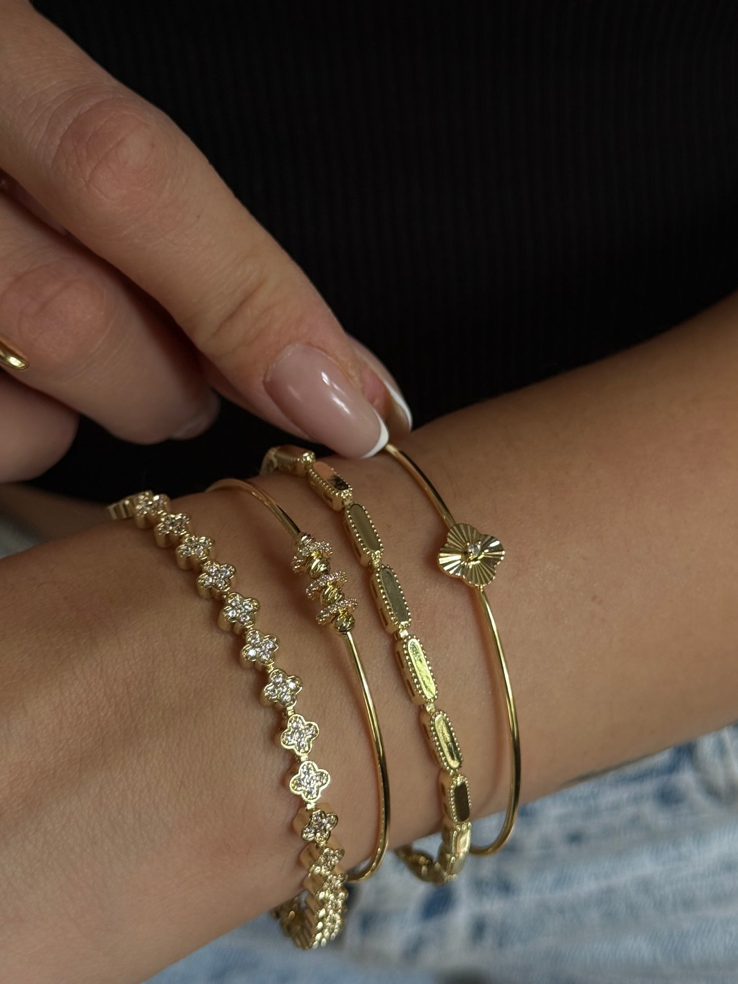 Gold Rengi Yonca Model Kadın Kelepçe Bileklik