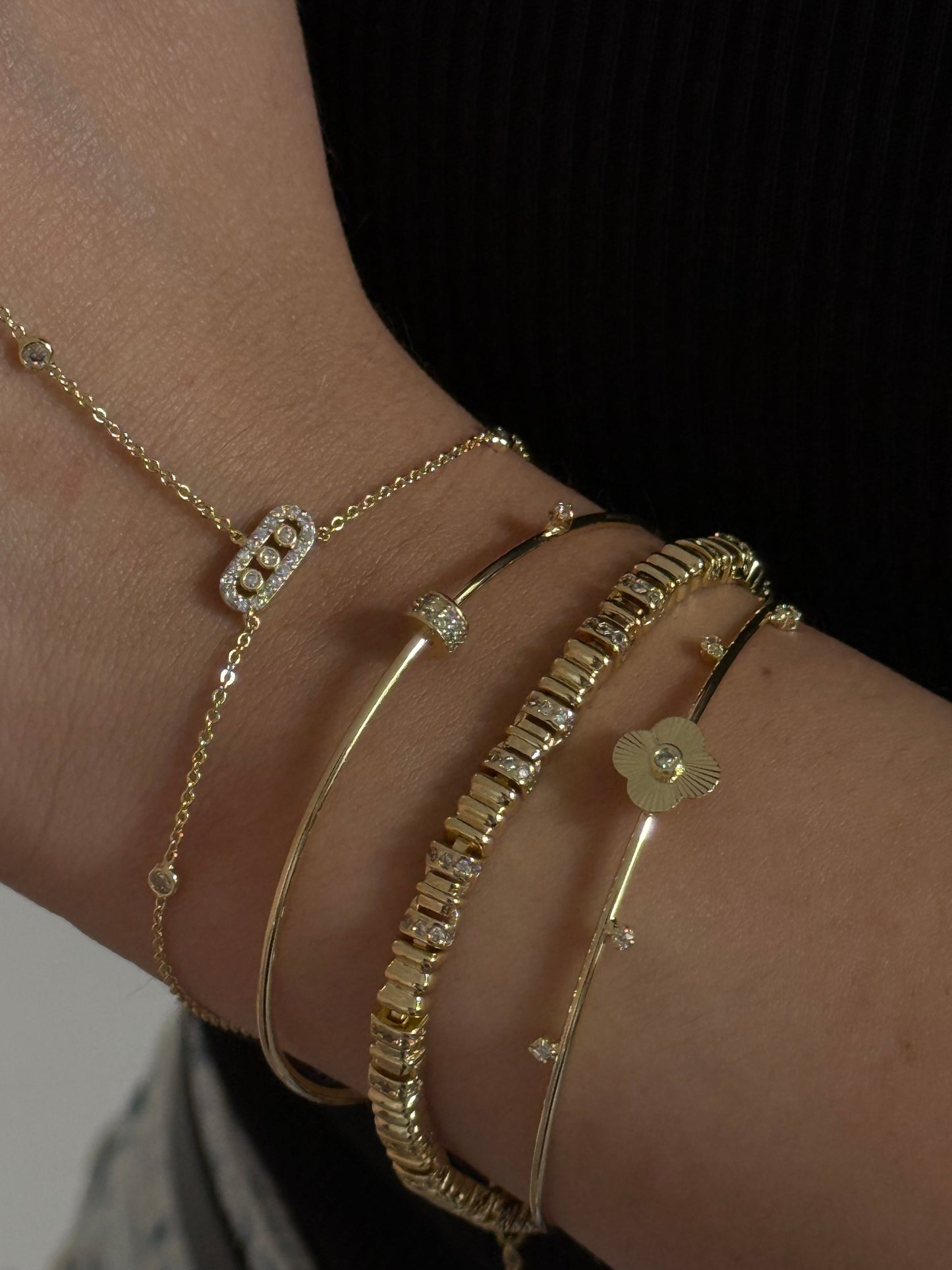 Gold Rengi Yonca Model Kadın Kelepçe Bileklik