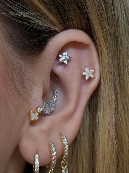 Zirkon Taşlı Yonca Detaylı Gold Rengi Piercing