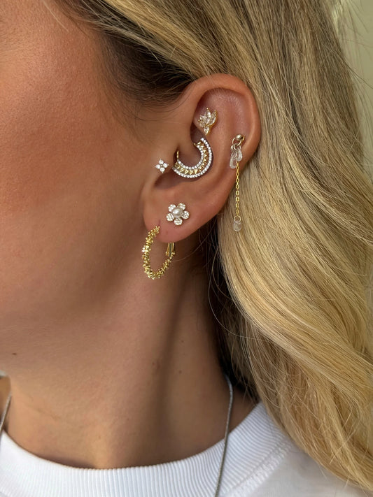 Gold Rengi İnci Detaylı Çiçek Model Kadın Minimal Küpe