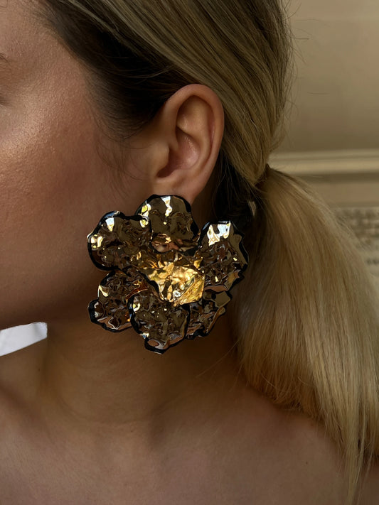 Gold Rengi Siyah Çizgi Detaylı Yaprak Model Kadın Küpe