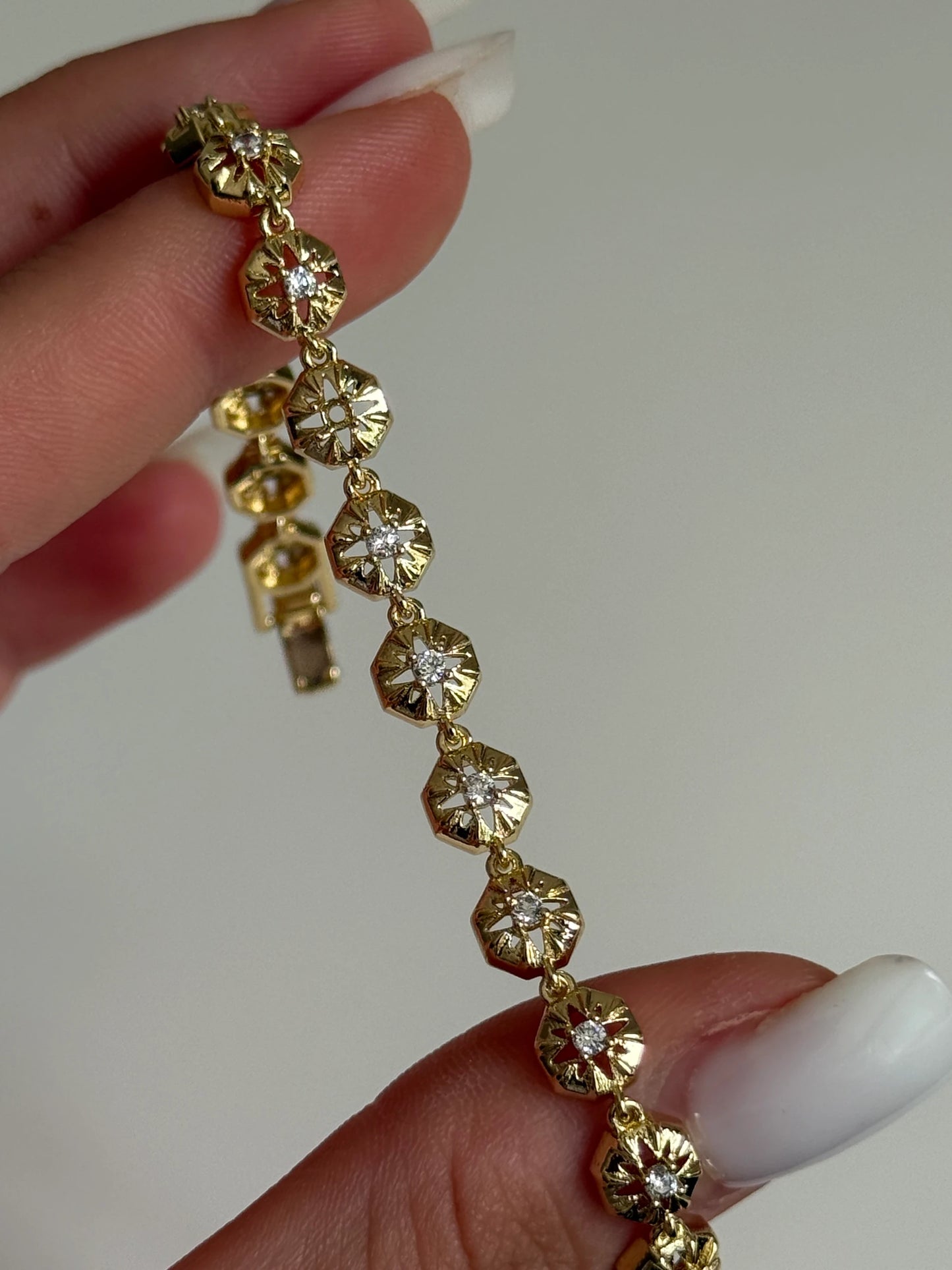 Gold Rengi Sıralı Yuvarlak Model Kadın Bileklik