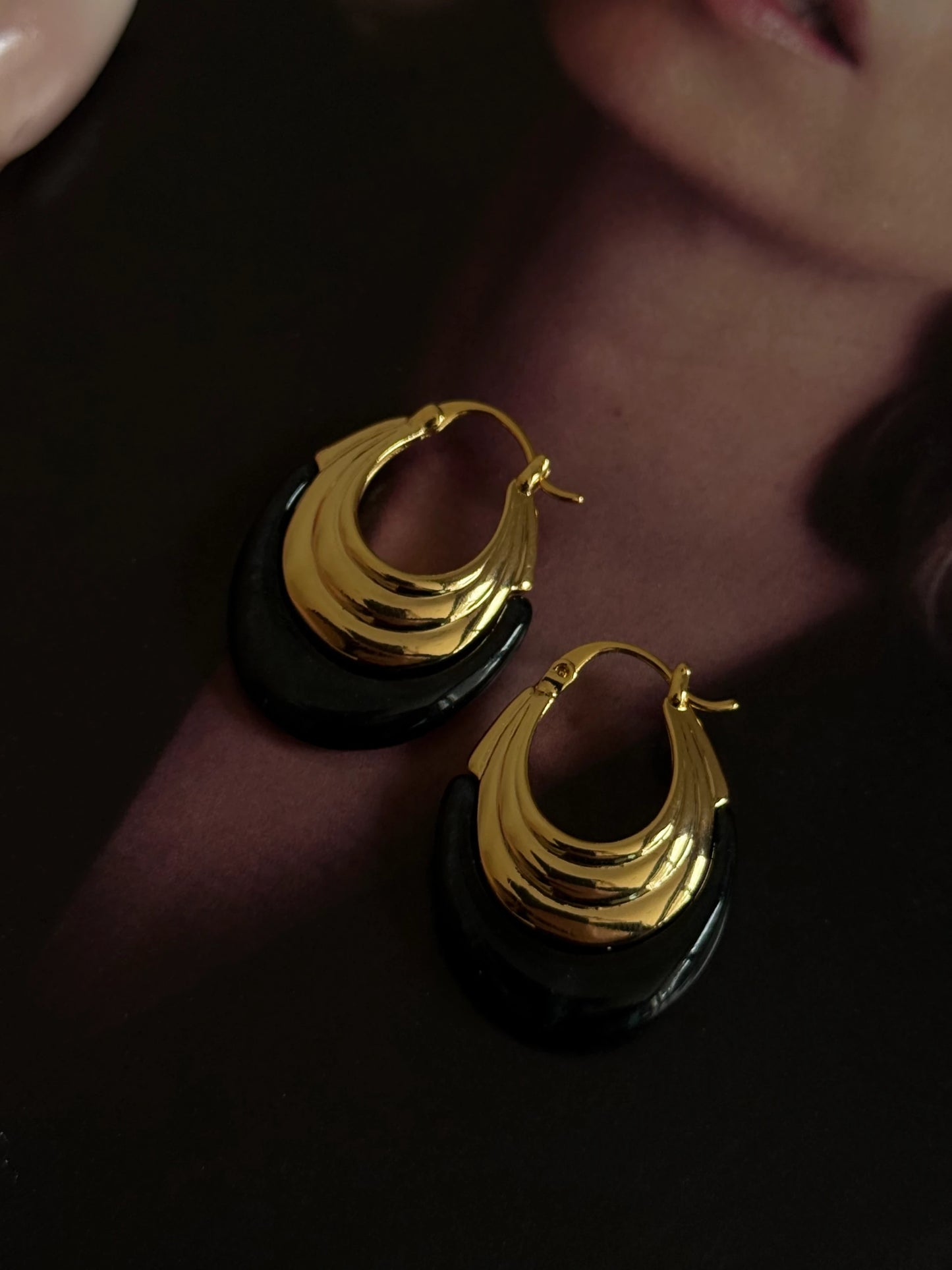 Gold Rengi Oval Taşlı Kadın Küpe