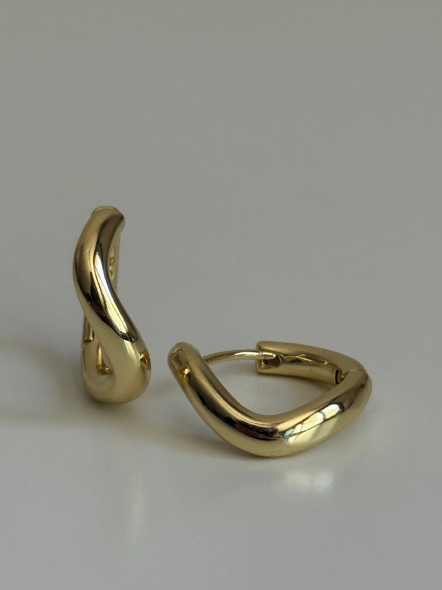Gold Rengi Dalga Model Halka Kadın Küpe