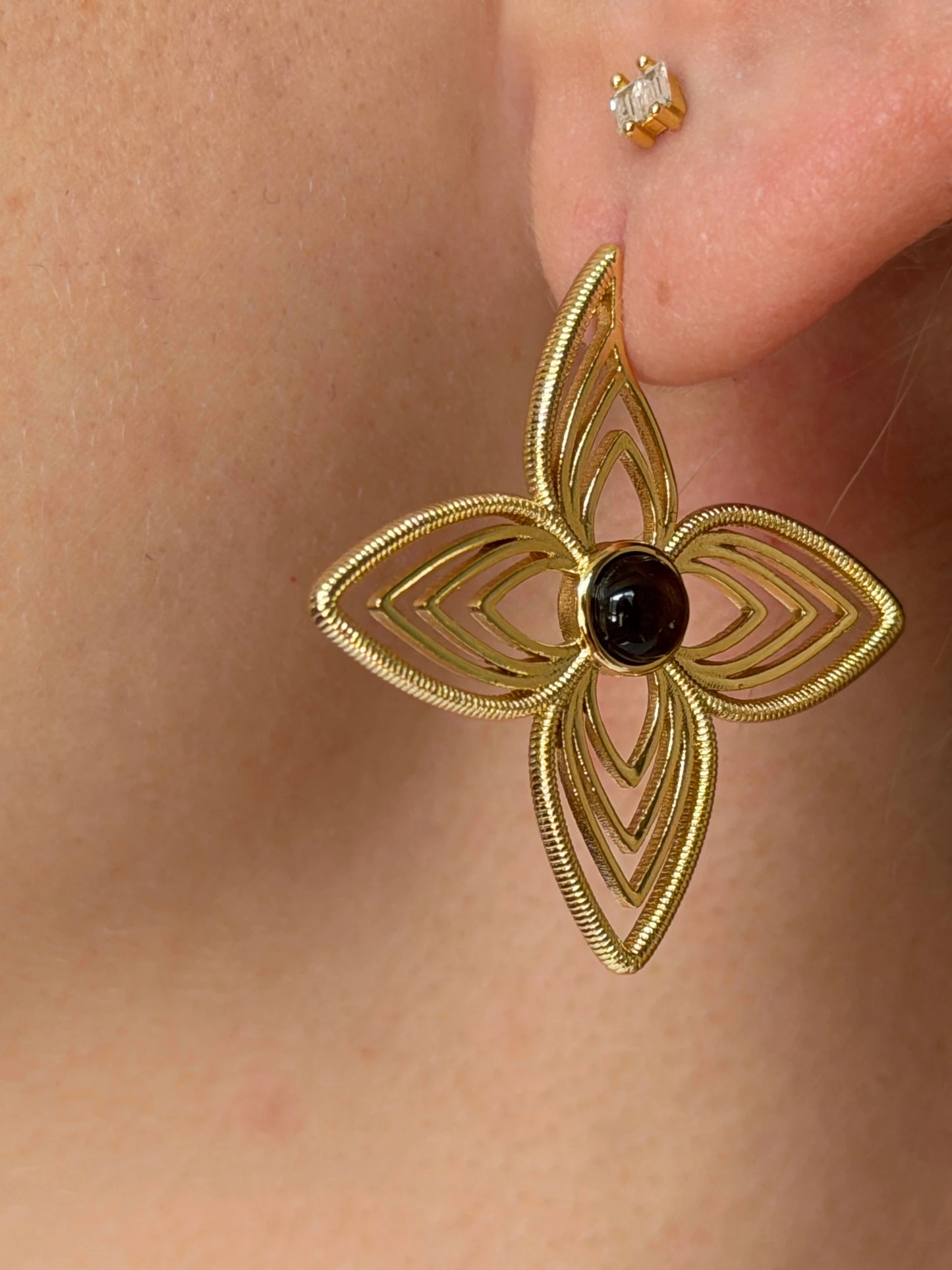 Gold Rengi Köşeli Yapraklı Kahverengi Taşlı Kadın Küpe