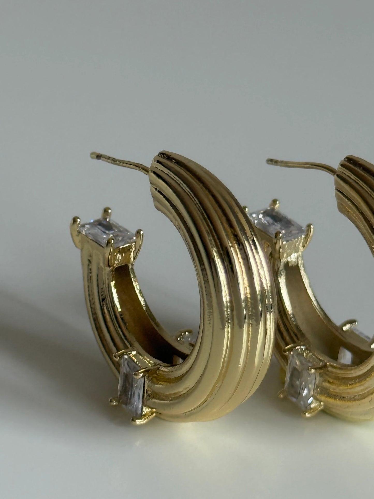 Gold Rengi Kare Zirkon Taş Detaylı Kadın Halka Küpe