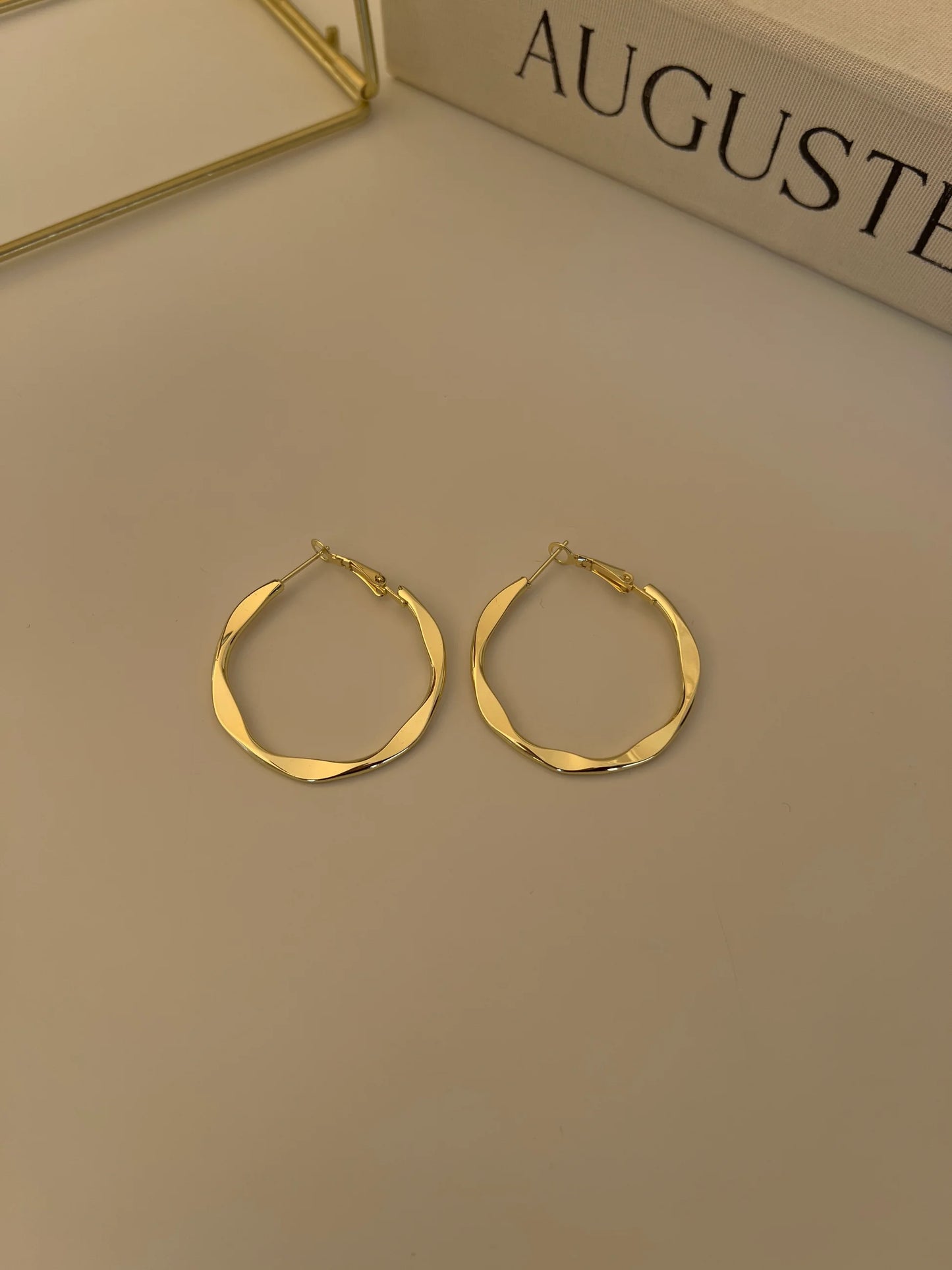 Gold Rengi Dalga Model Kadın Halka Küpe