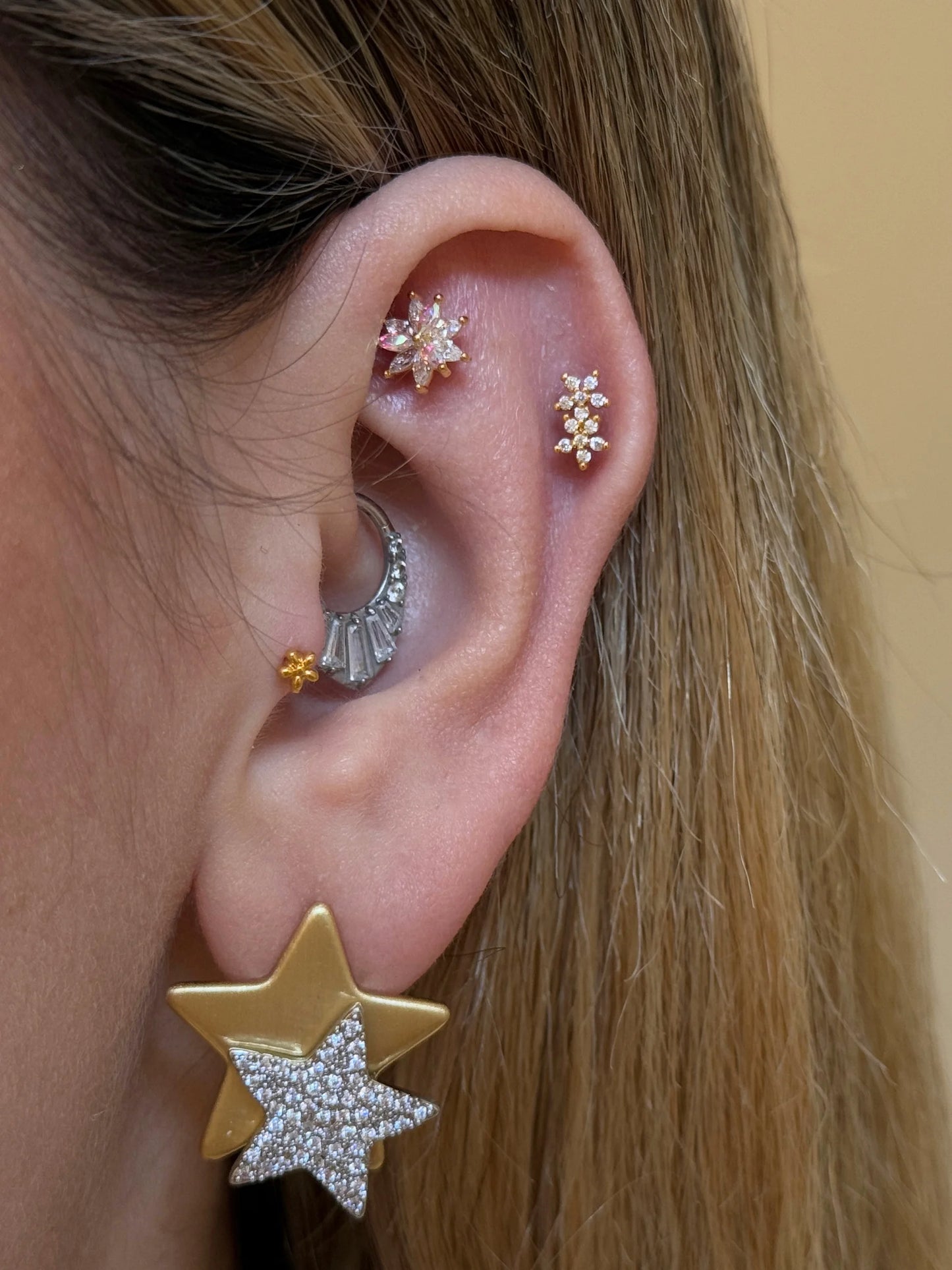 Gold Rengi Minimal Çiçek Piercing