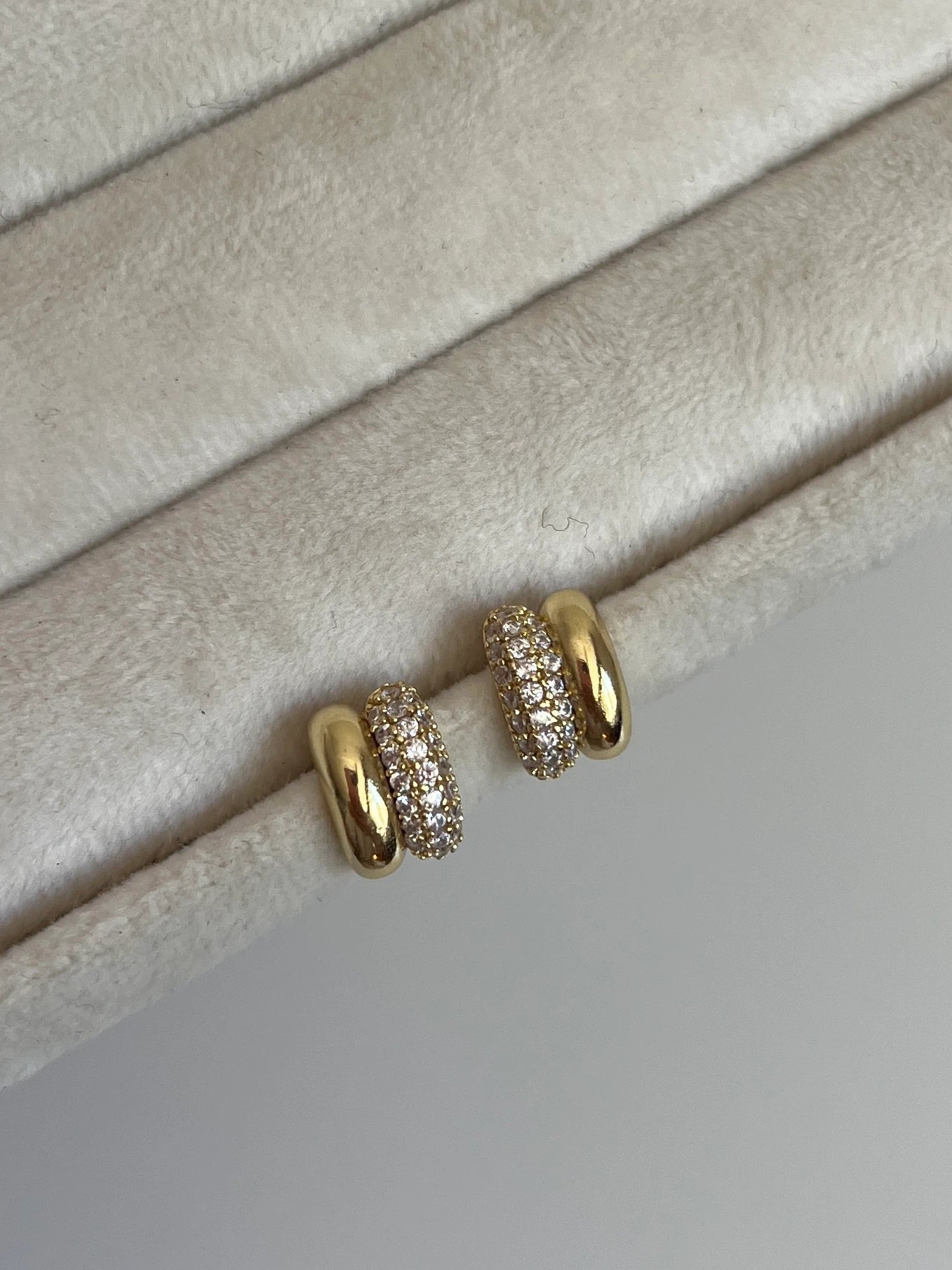 Gold Rengi İki Sıra Zirkon Taşlı Kadın Minimal Küpe