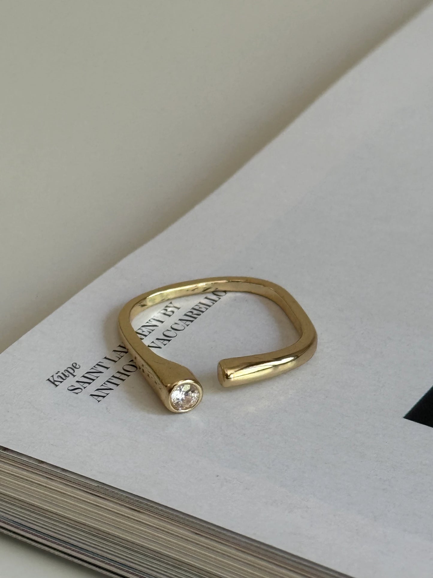 Gold Rengi Yuvarlak Taş Detaylı Kare Model Kadın Yüzük