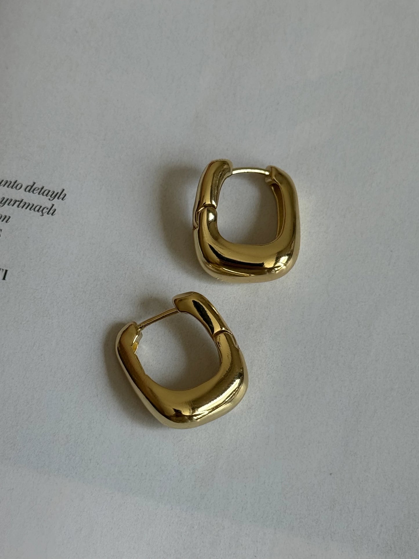 Gold Rengi Asimetrik Kadın Küpe