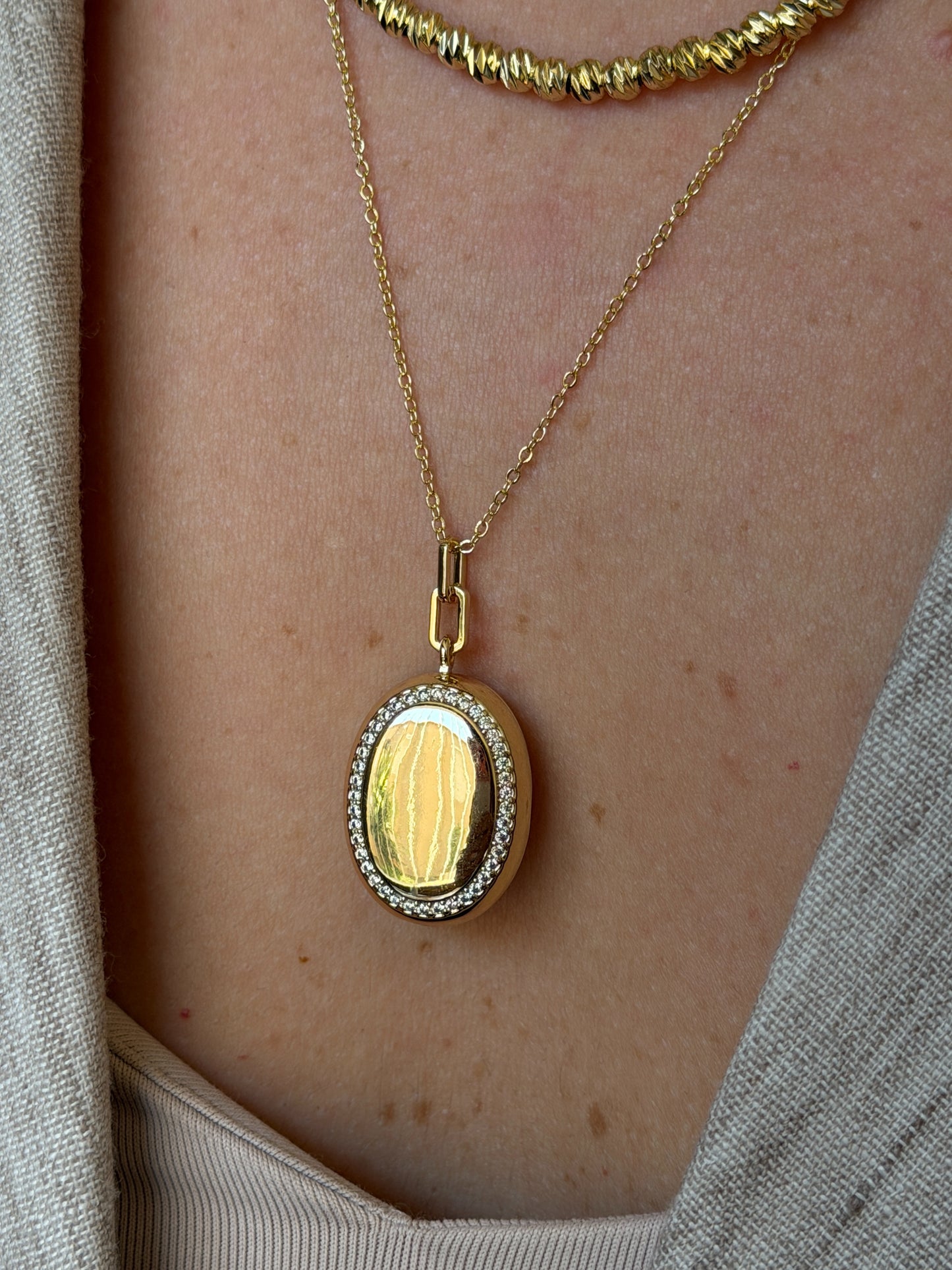 Gold Rengi Oval Model Kapaklı Resimlikli Kolye