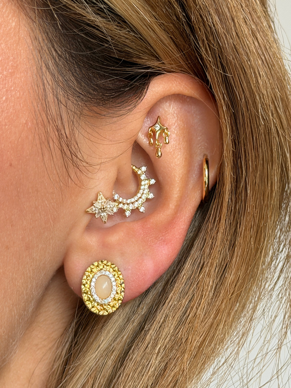 Gold Rengi Oval Model Taşlı Kadın Küpe
