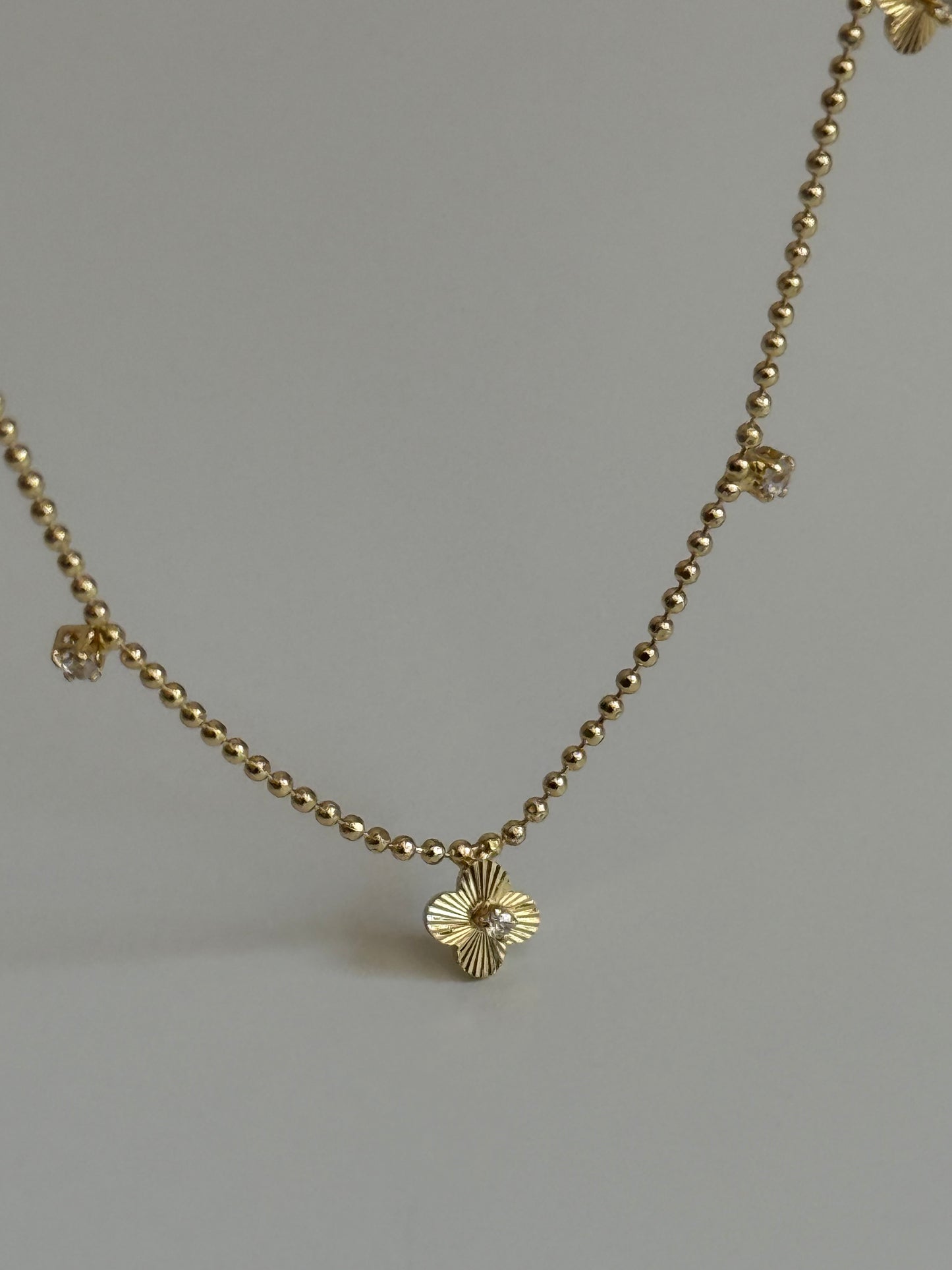 Gold Rengi Top Zincir Yonca Model Kadın Kolye