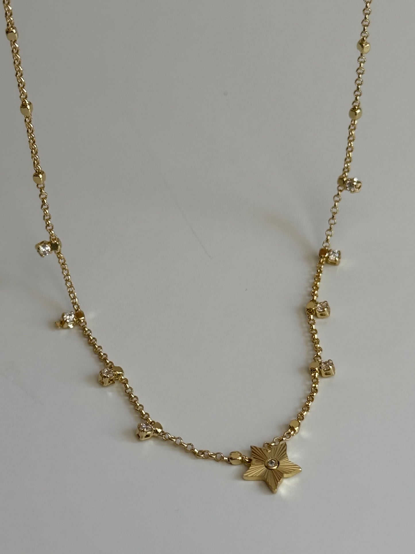 Gold Rengi Yıldız Model Kadın Kolye