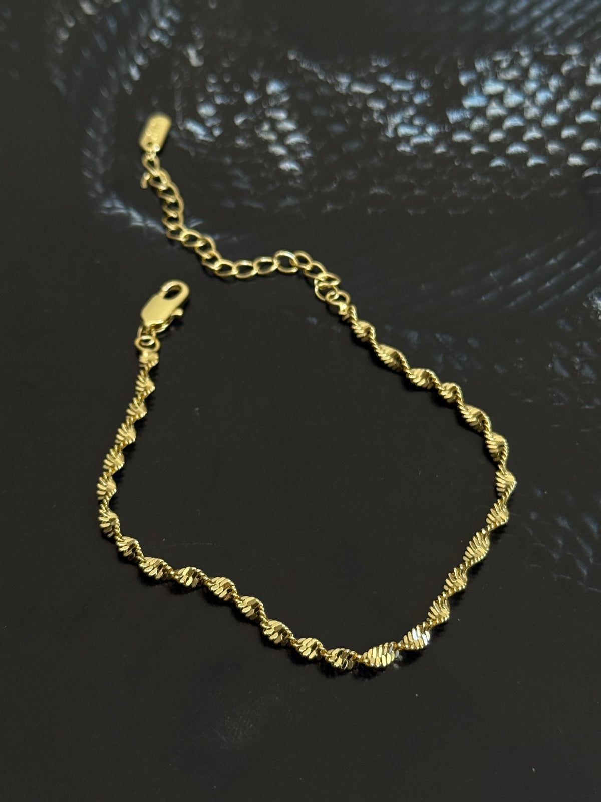 Gold Rengi İnce Burgu Model Kadın Bileklik