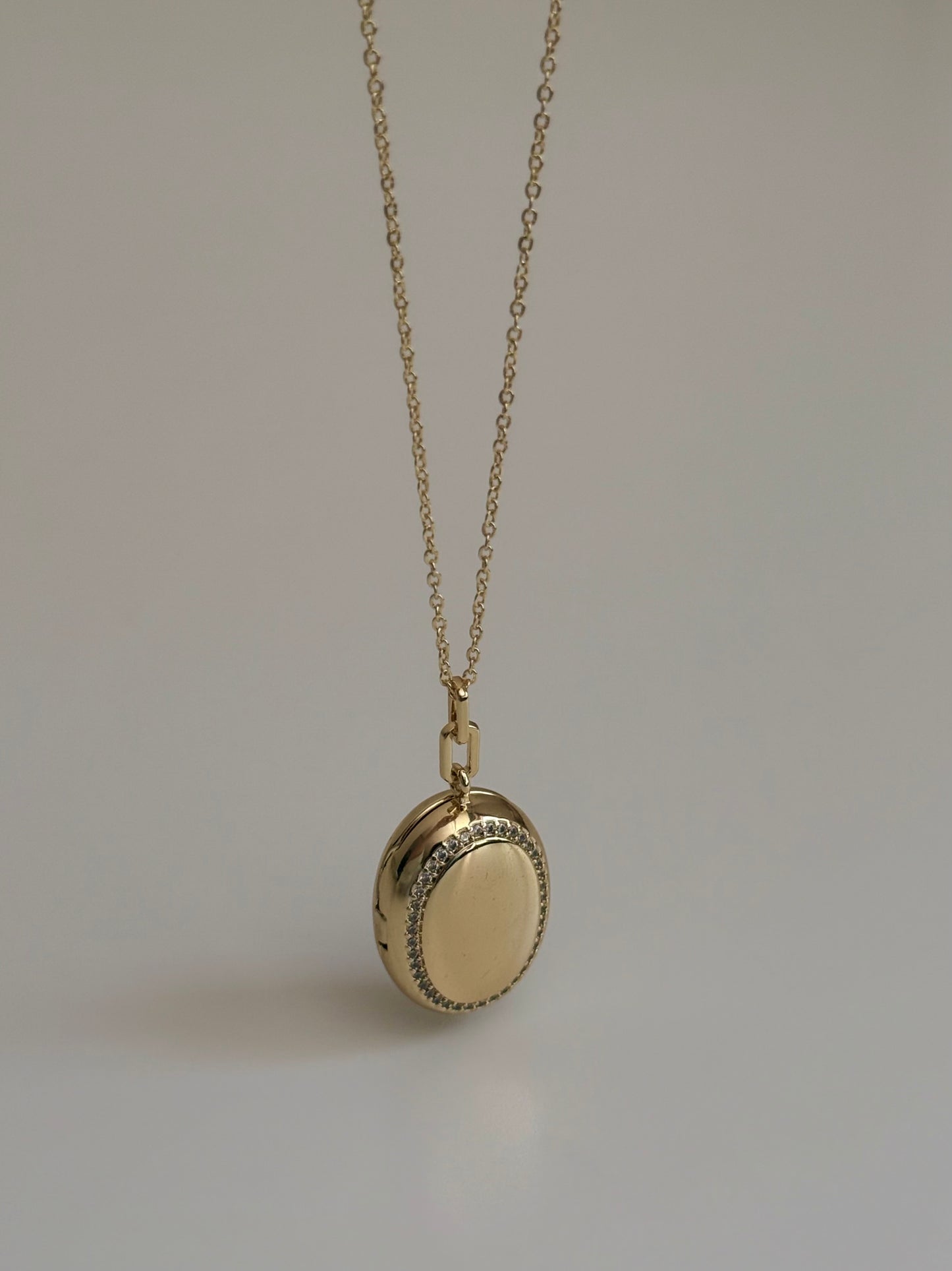 Gold Rengi Oval Model Kapaklı Resimlikli Kolye