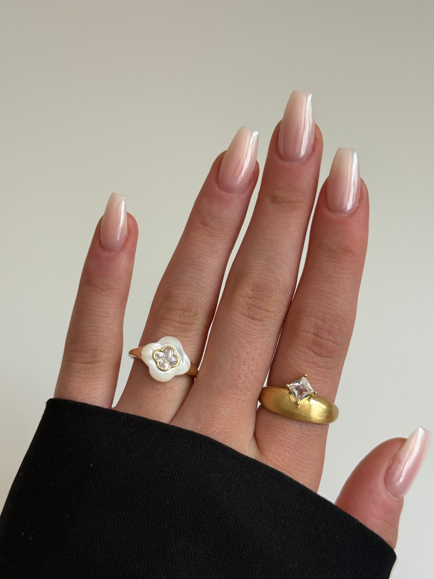 Gold Rengi Beyaz Sedef Taşlı Yonca Model Kadın Yüzük