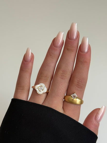 Gold Rengi Beyaz Sedef Taşlı Yonca Model Kadın Yüzük