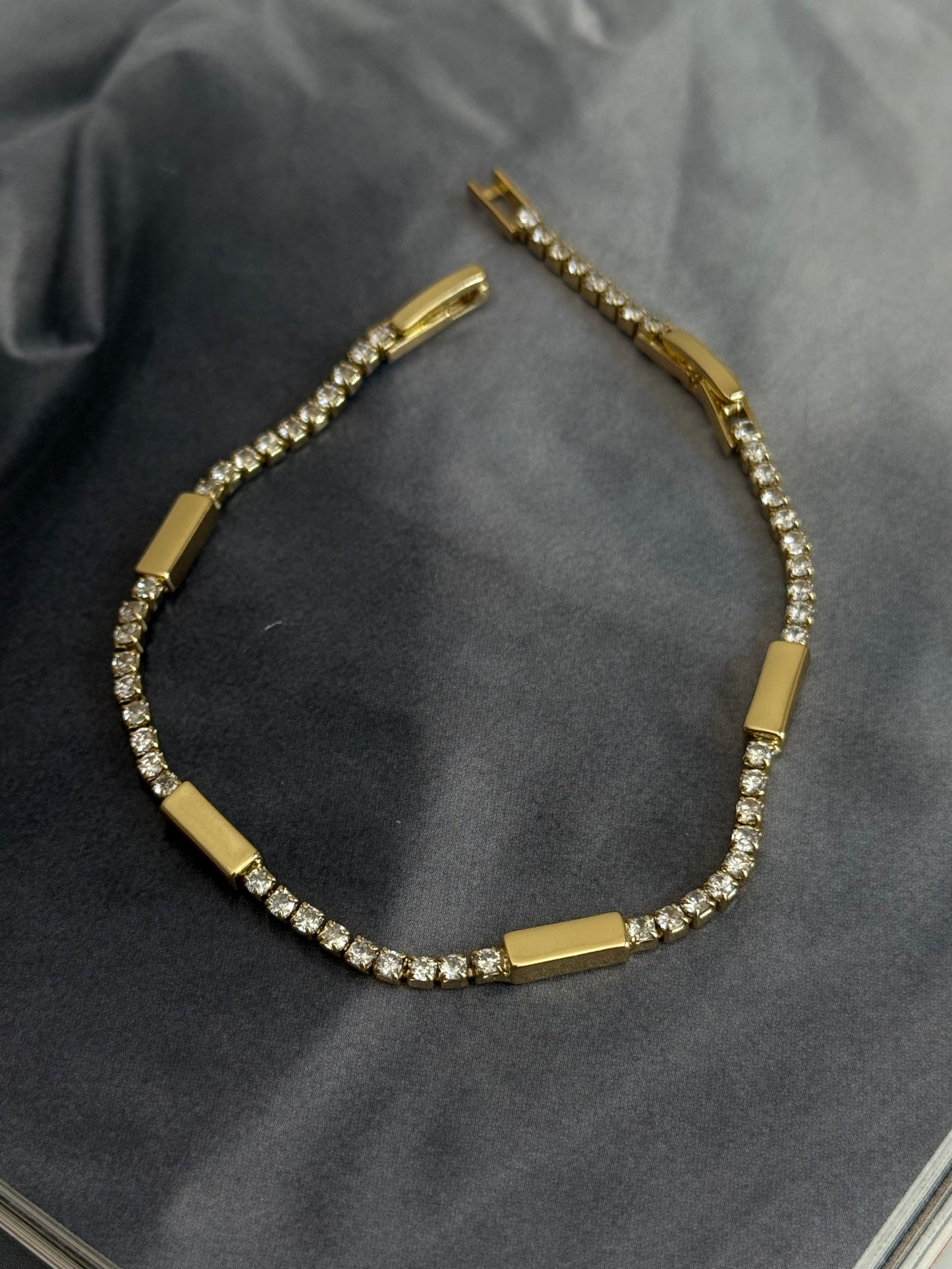 Gold Rengi Şerit Model Kadın Bileklik
