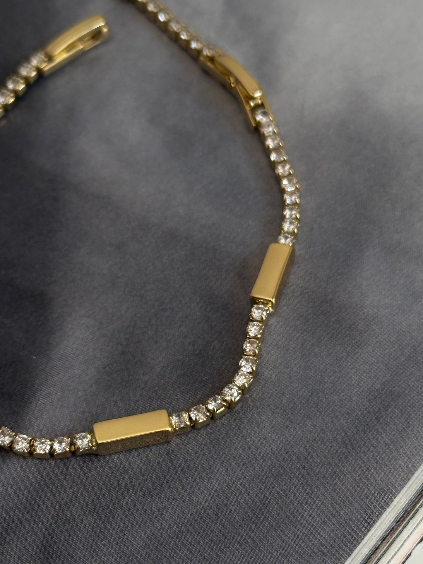Gold Rengi Şerit Model Kadın Bileklik