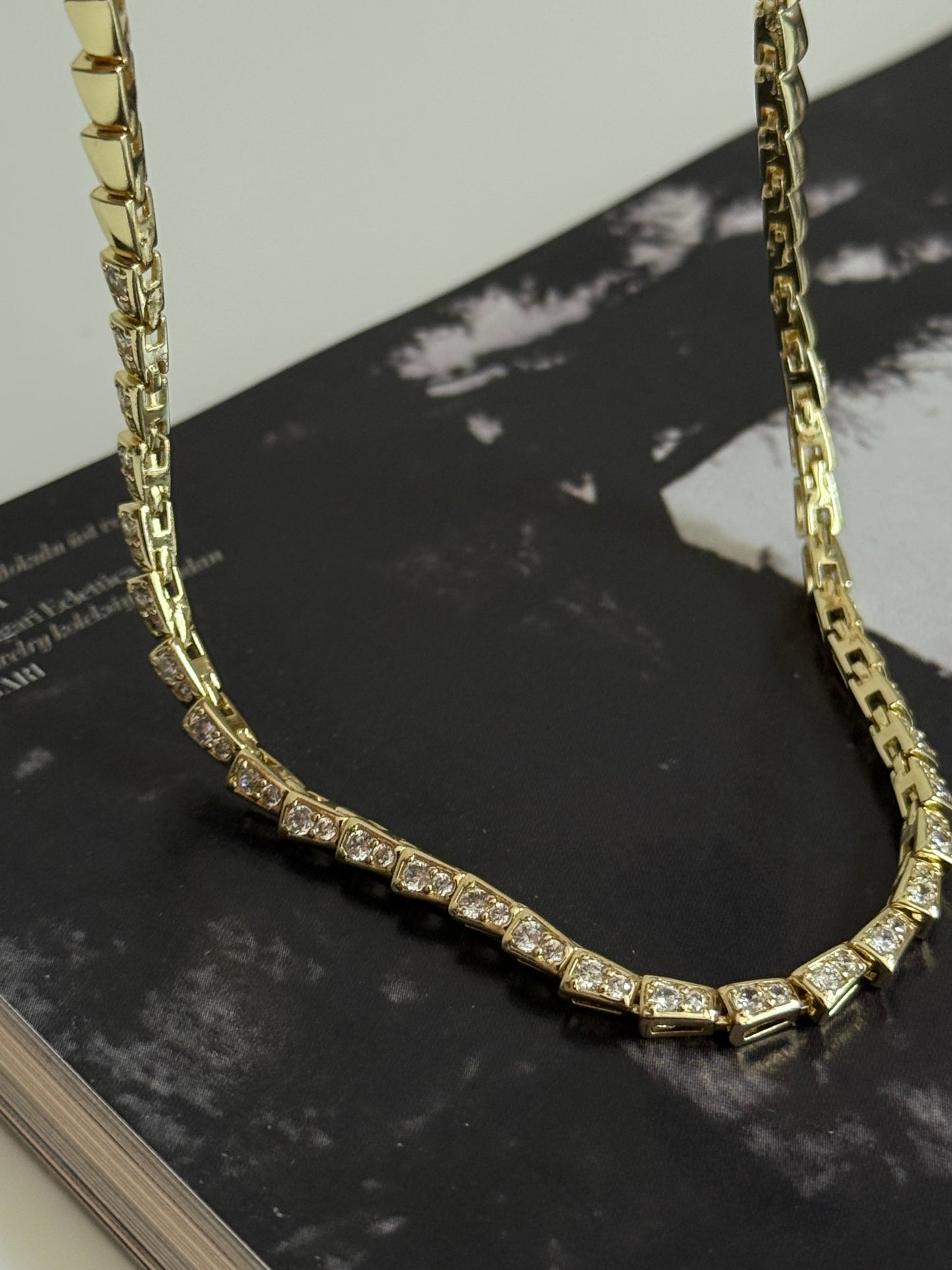 Gold Rengi Yılan Model Kadın Kolye