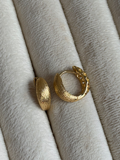 Gold Rengi Mat Minimal Halka Model Kadın Küpe