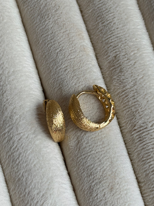 Gold Rengi Mat Minimal Halka Model Kadın Küpe
