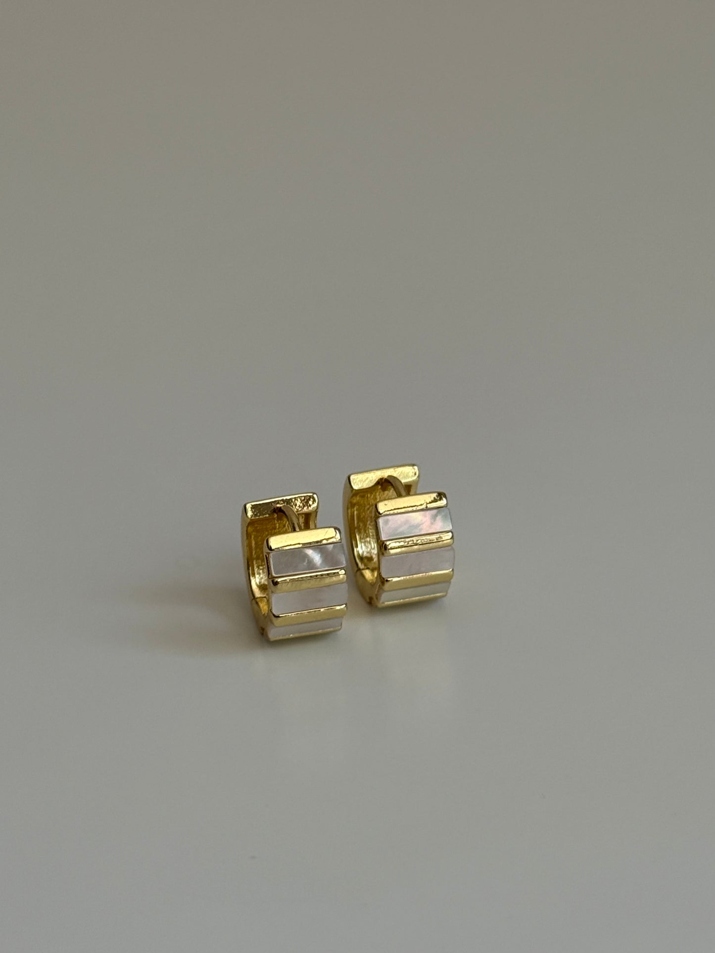 Gold Rengi Sedef Taşlı Minimal Halka küpe