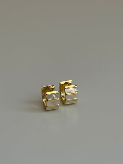 Gold Rengi Sedef Taşlı Minimal Halka küpe