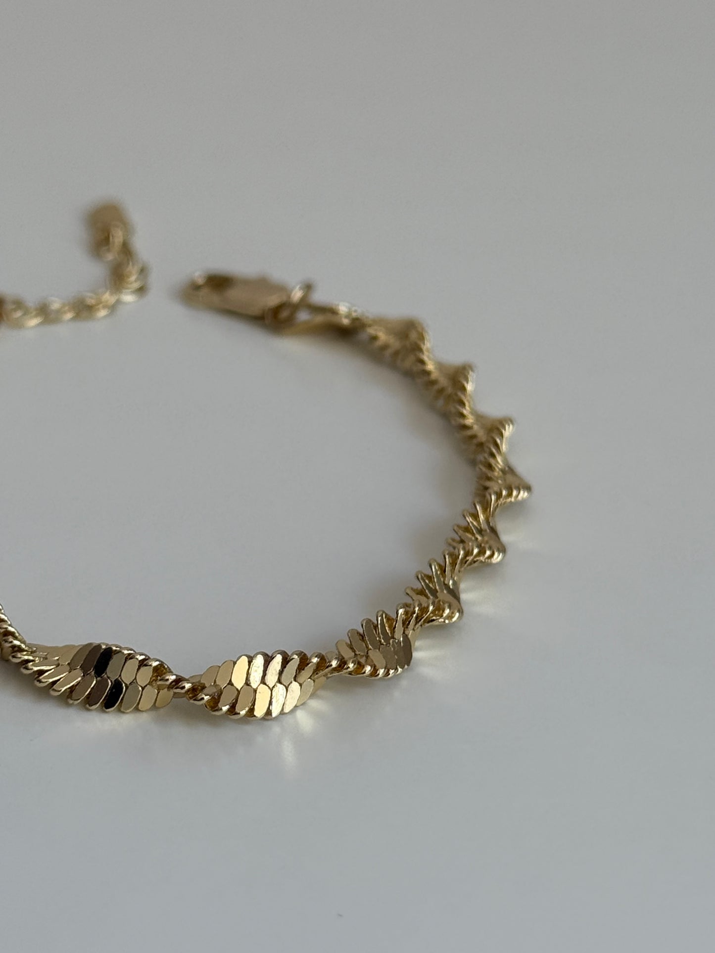 Gold Rengi Burgu Model Kadın Bileklik