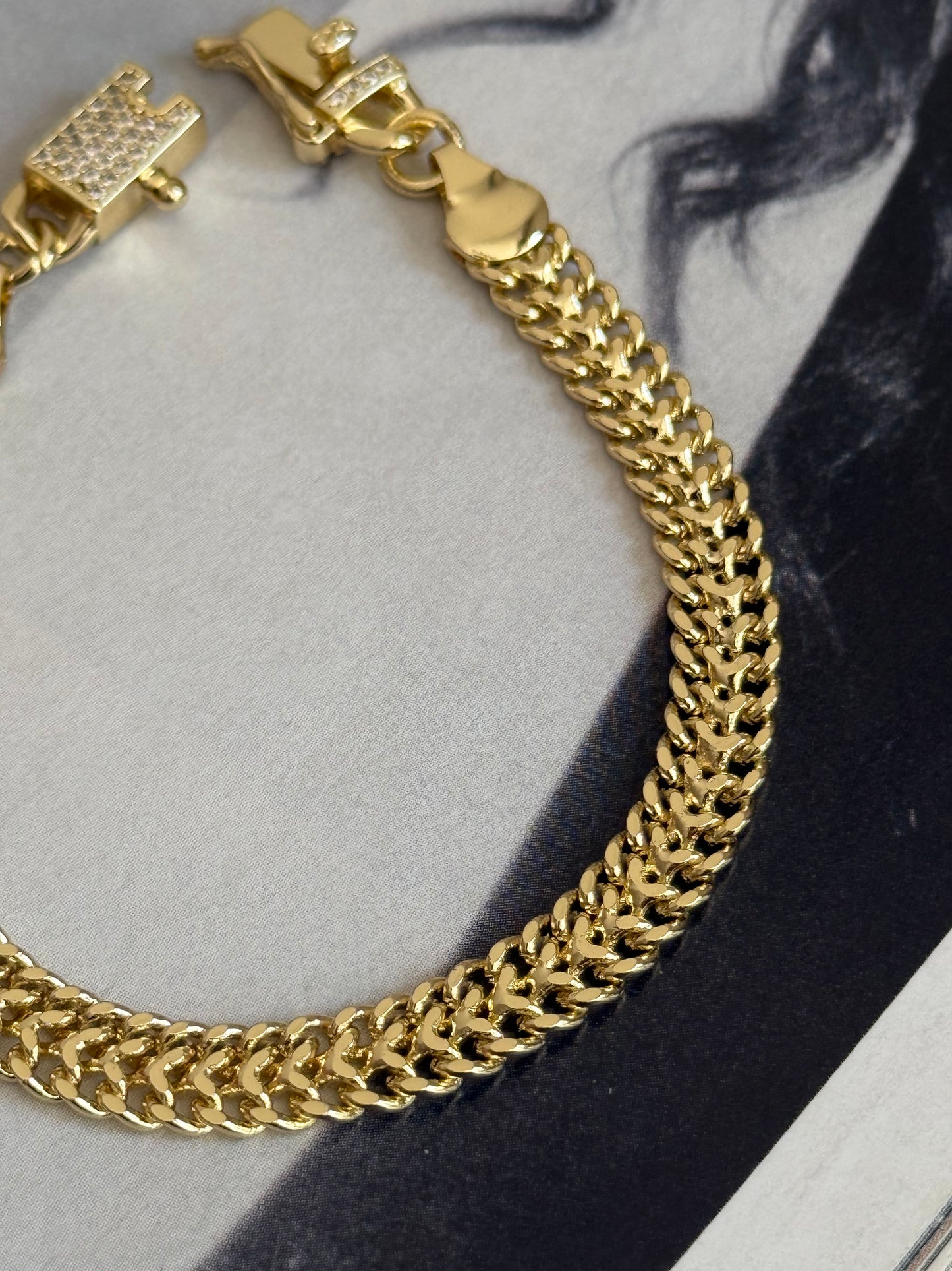 Gold Rengi Hasır Zincir Model Kadın Bileklik
