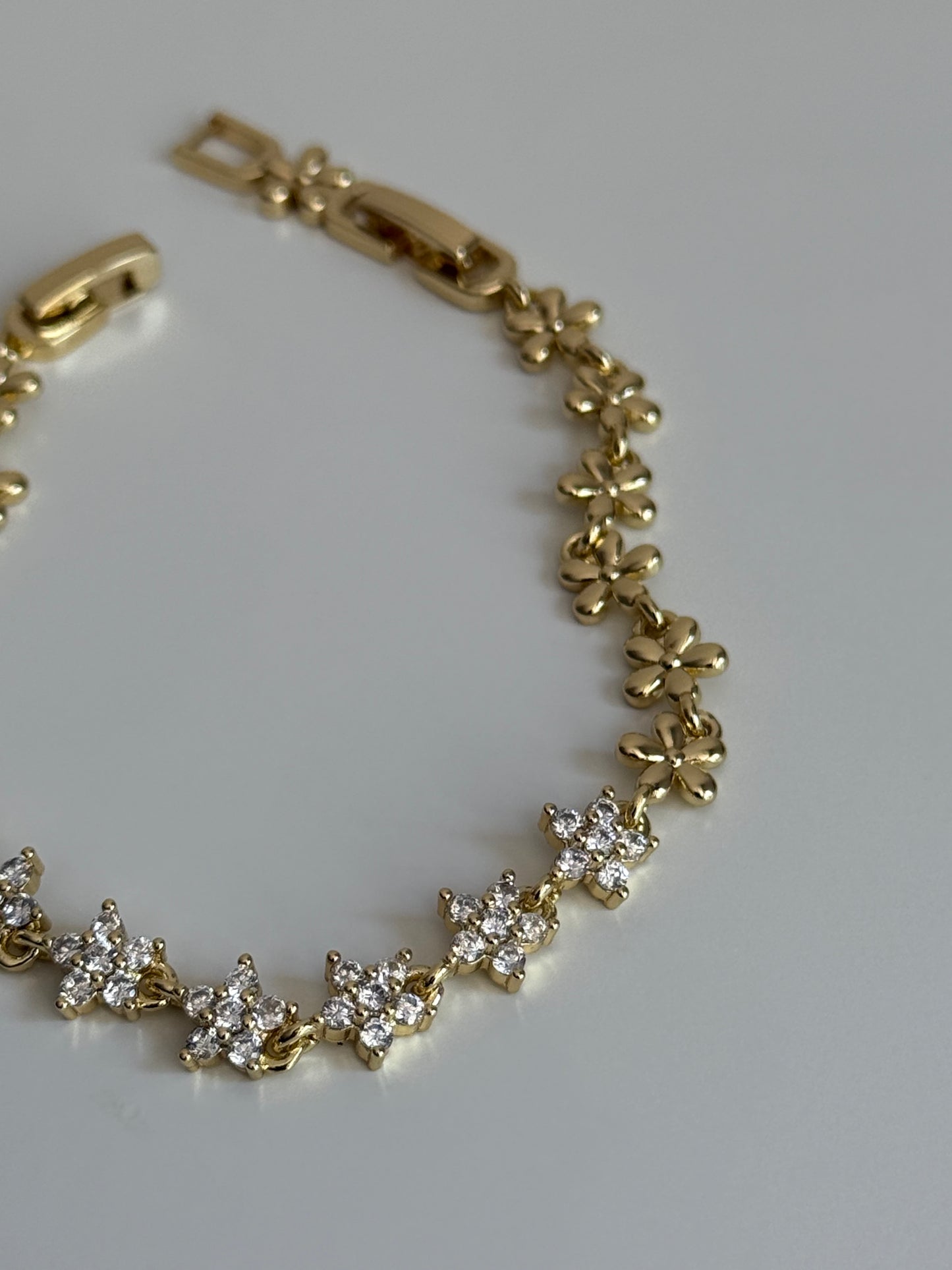 Gold Rengi Taşlı Çiçekli Kadın Bileklik