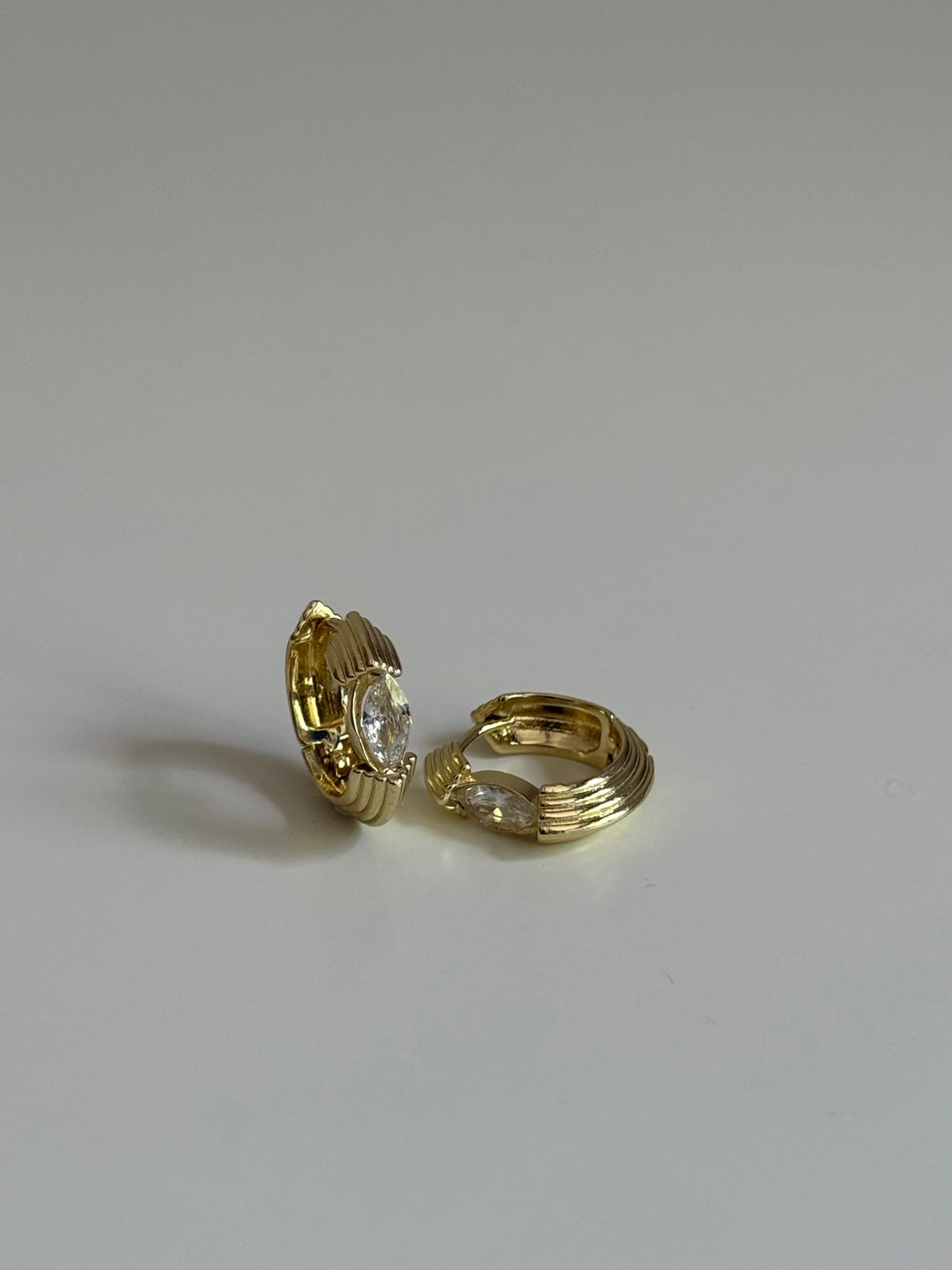 Gold Rengi Markiz Taşlı Çizgi Model Kadın Halka Küpe