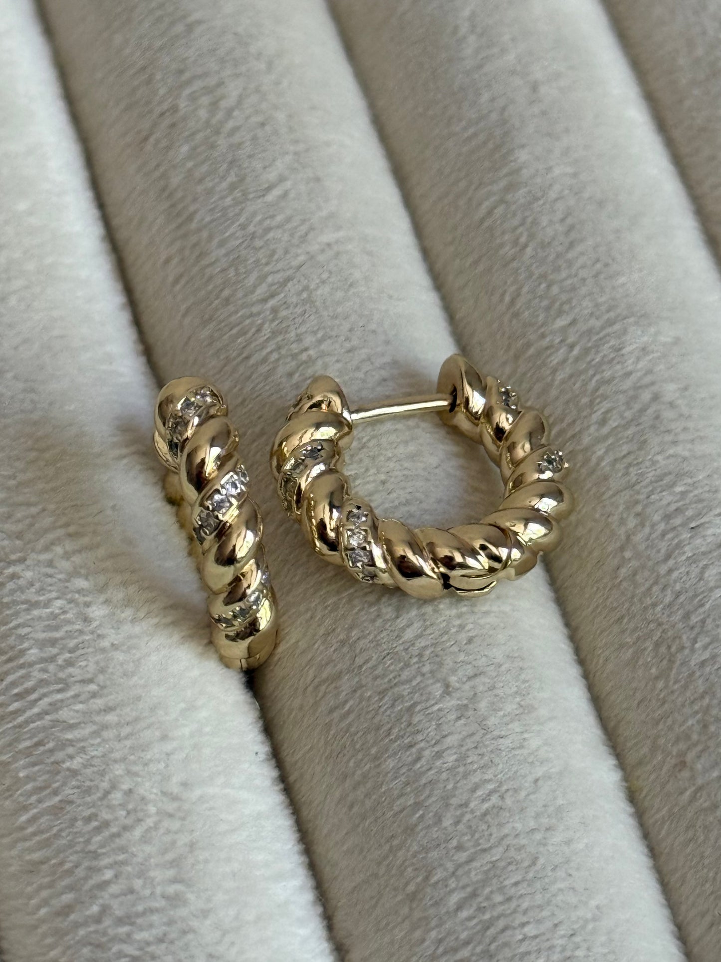 Gold Rengi Burgu Model Kadın Halka Küpe