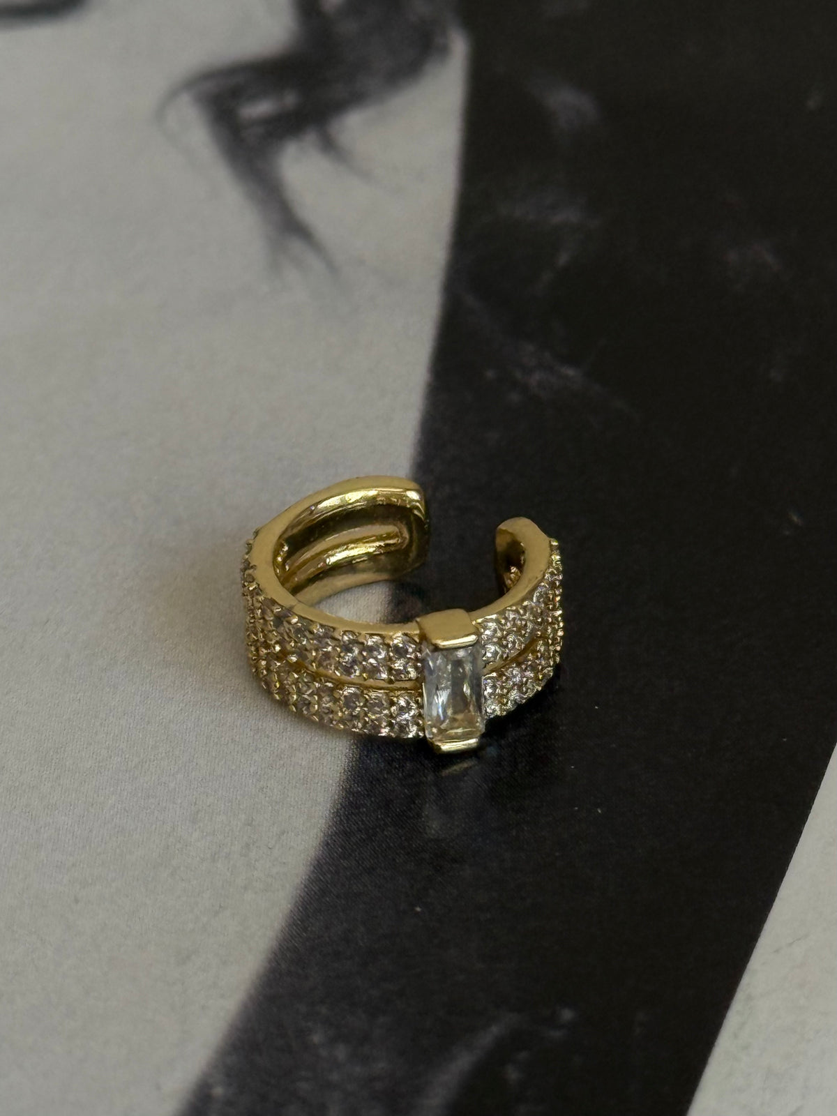Gold Rengi Dikdörtgen Taşlı Kadın Kıkırdak Küpe