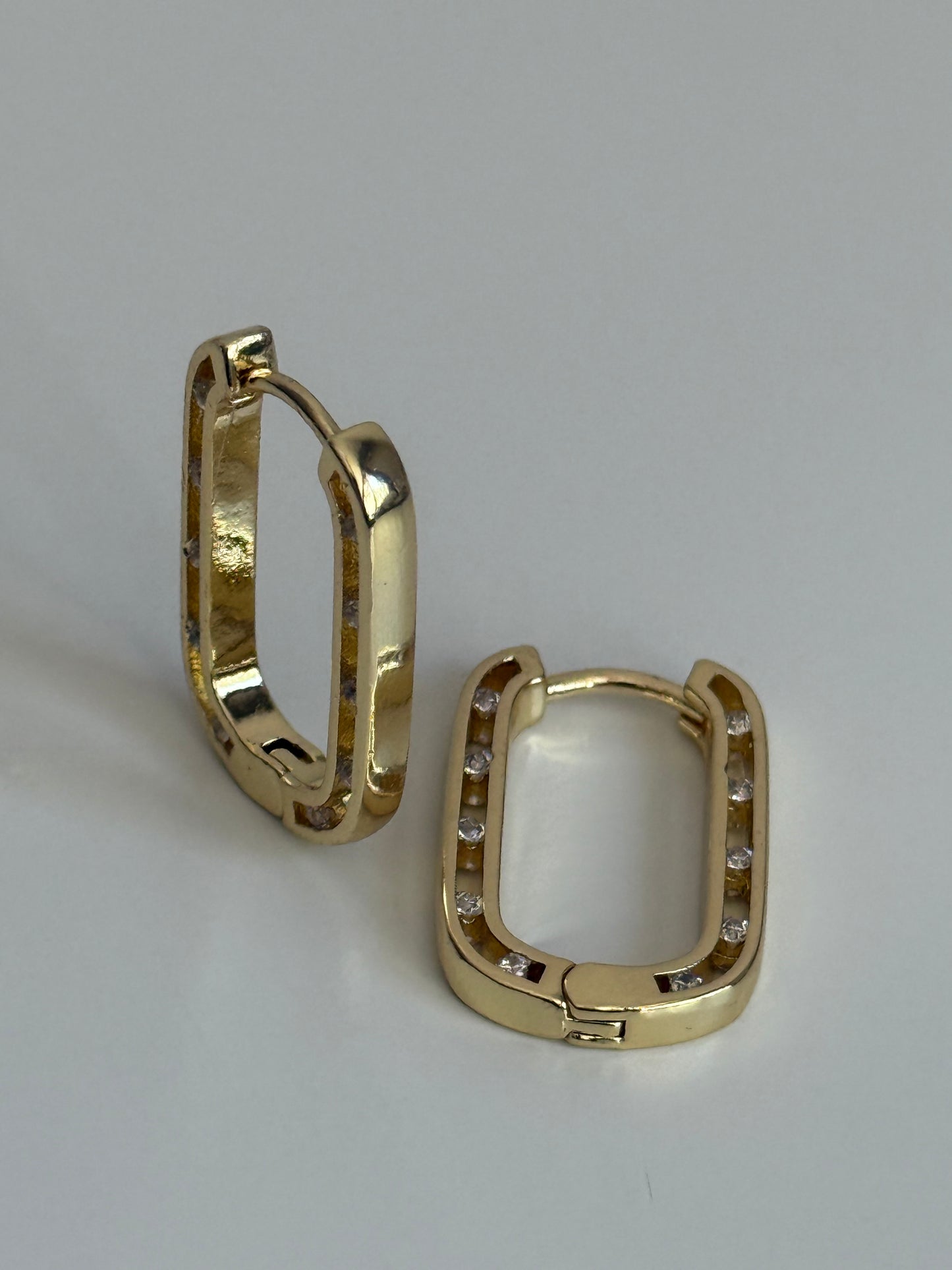 Gold Rengi Taşlı Dikdörtgen Model Kadın Küpe