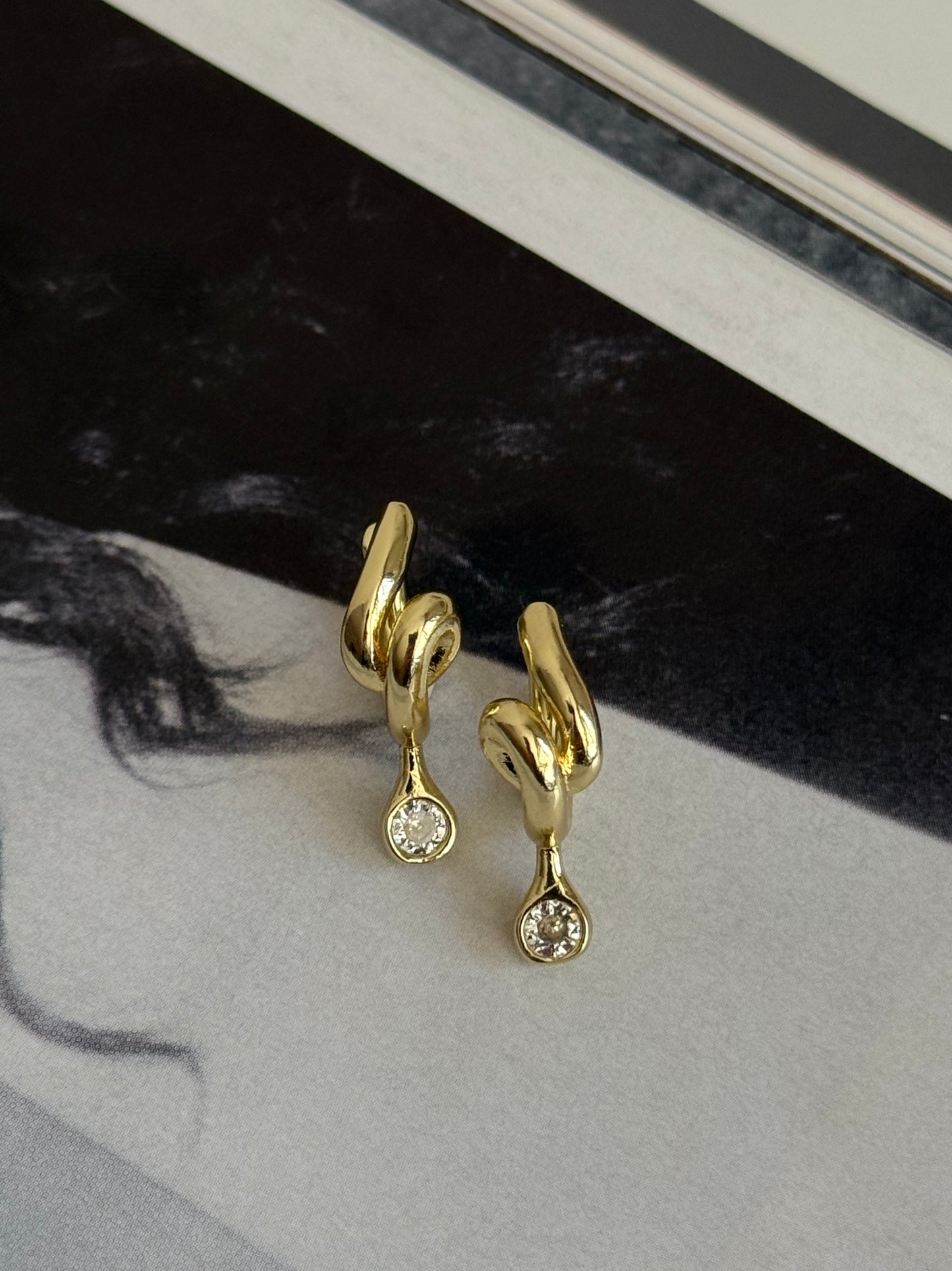 Gold Rengi Taşlı Burgu Model Kadın Küpe