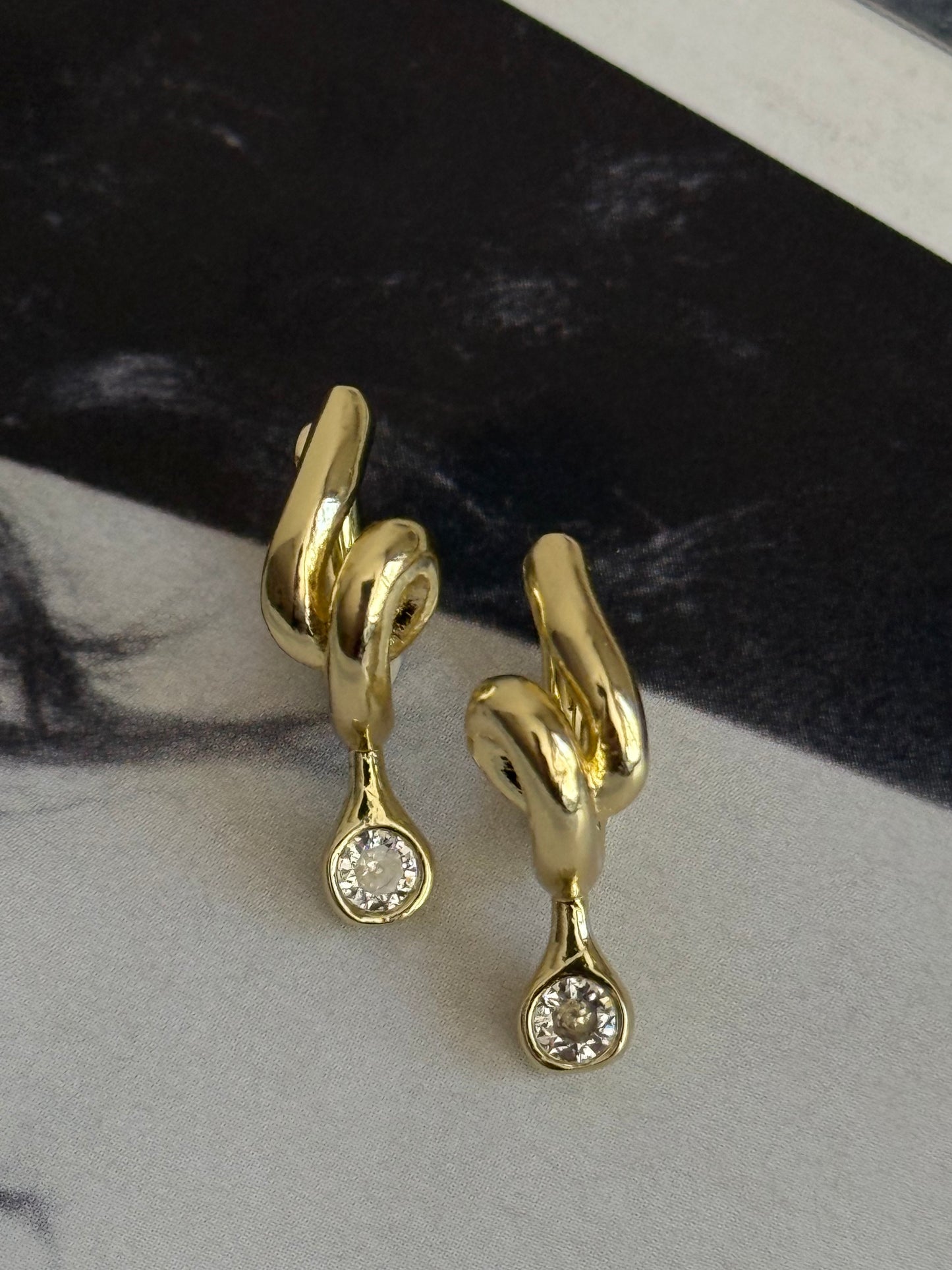 Gold Rengi Taşlı Burgu Model Kadın Küpe