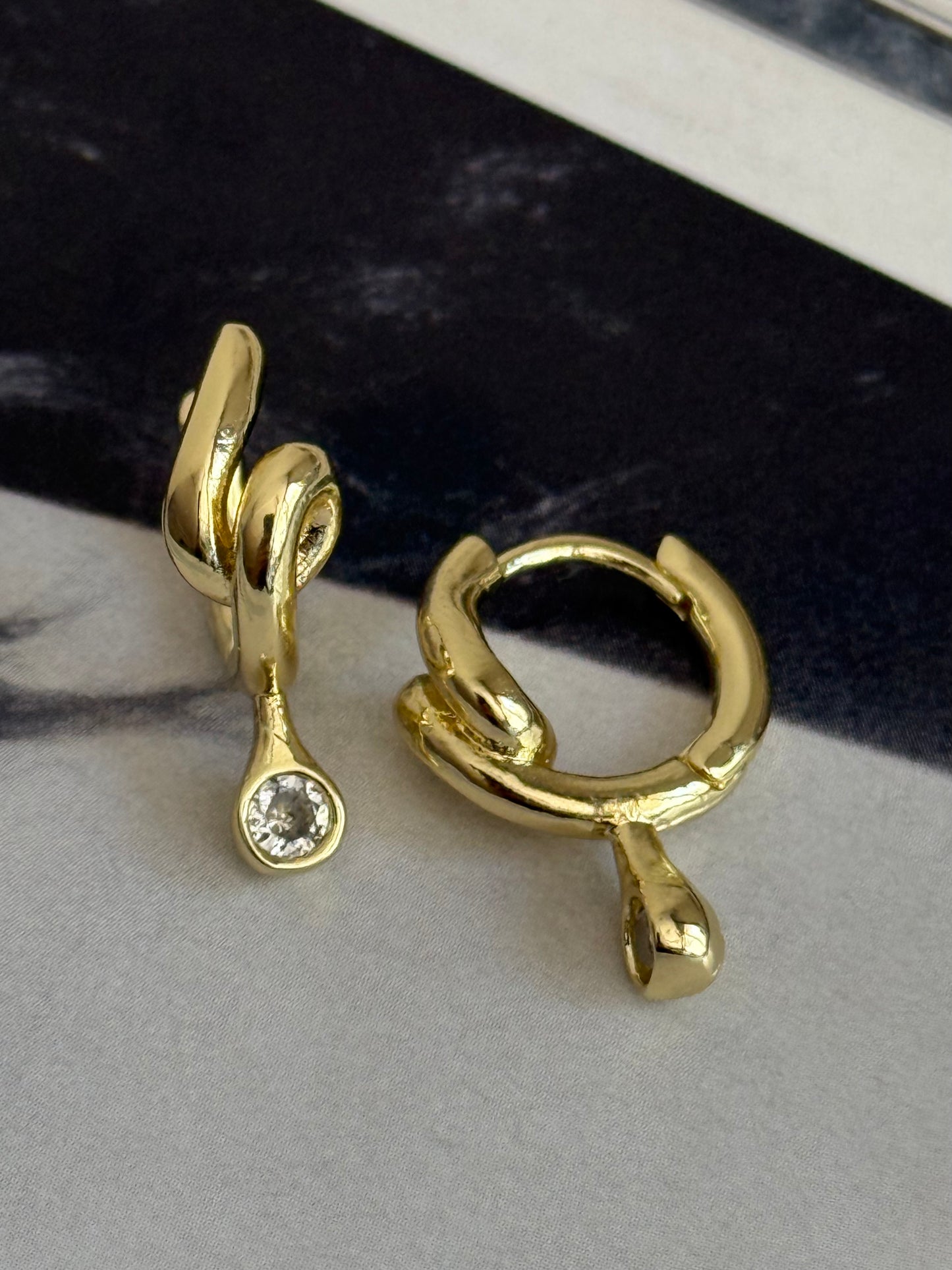 Gold Rengi Taşlı Burgu Model Kadın Küpe