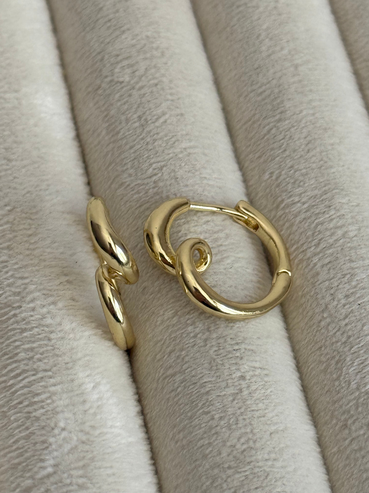 Gold Rengi Burgu Model Kadın Küpe