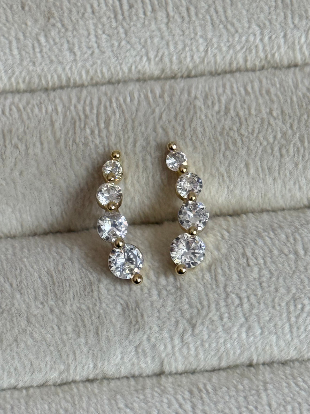 Gold Rengi Sıralı Taşlı Kadın Küpe