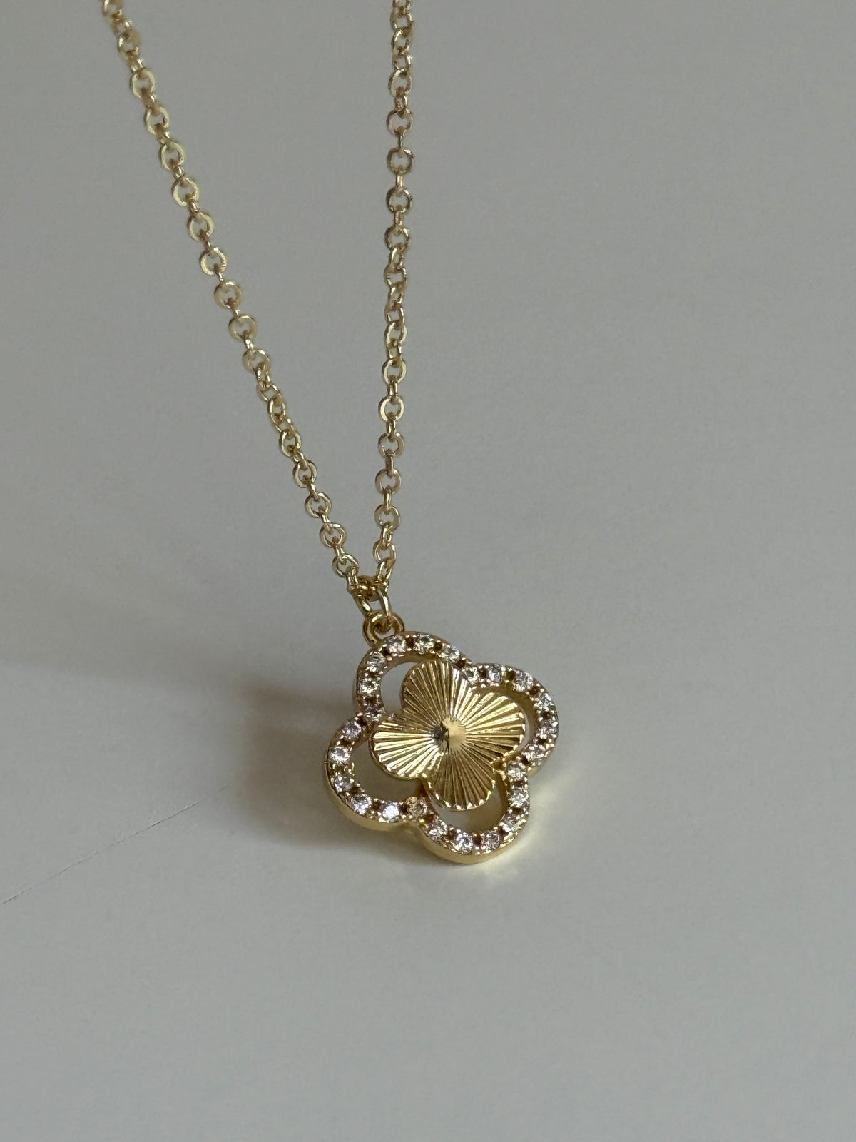 Gold Rengi Yonca Model Kadın Kolye