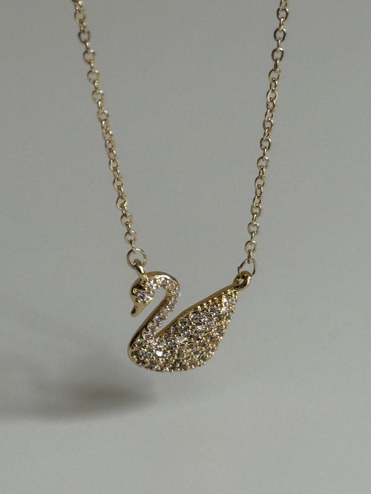 Gold Rengi Taşlı Kuğu Model Kadın Kolye