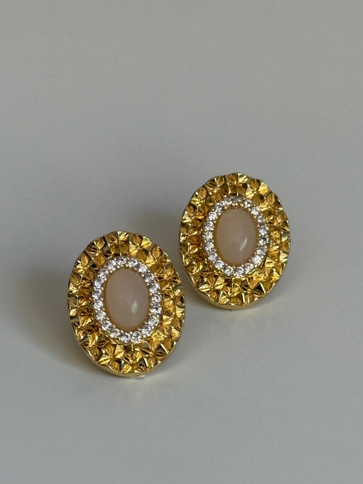 Gold Rengi Oval Model Taşlı Kadın Küpe