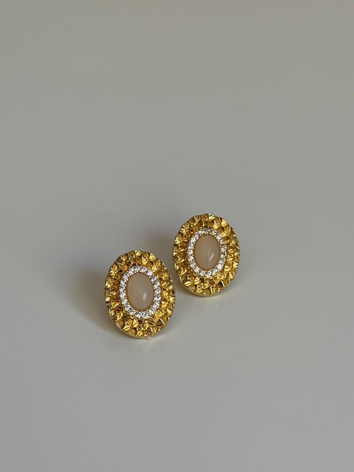 Gold Rengi Oval Model Taşlı Kadın Küpe