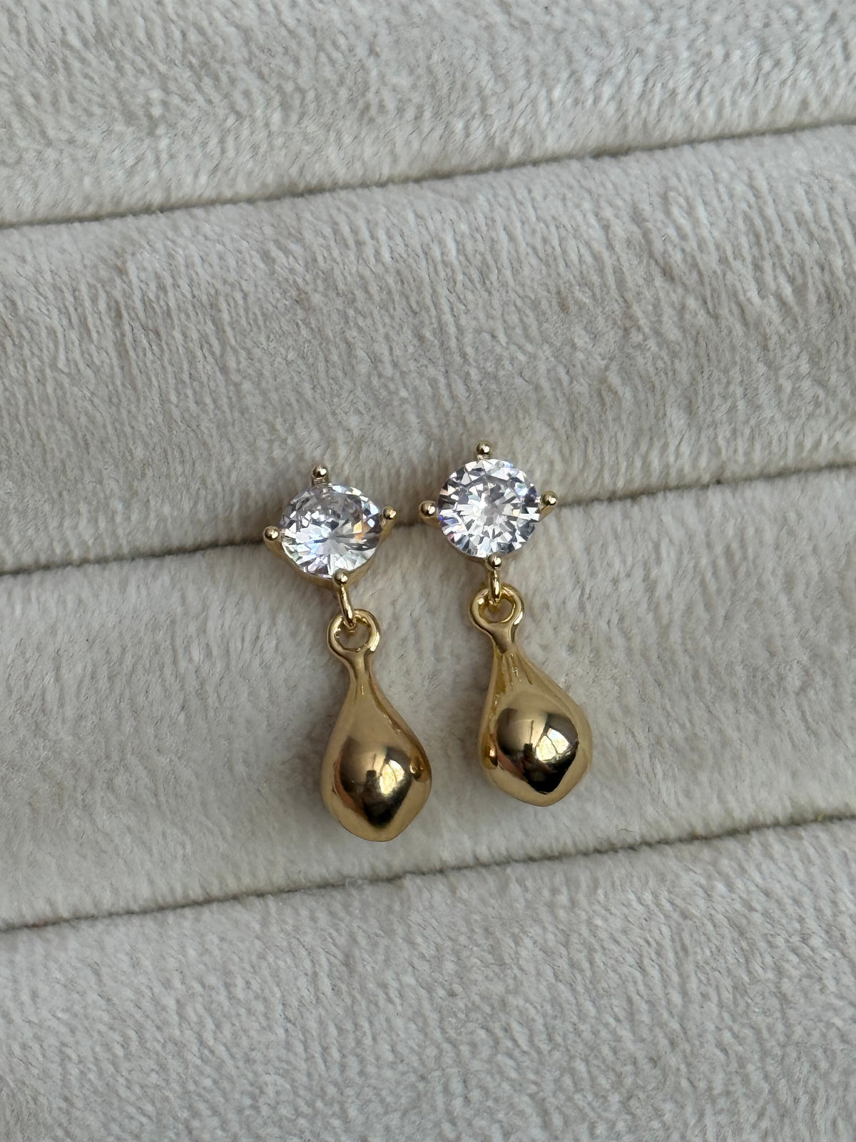 Gold Rengi Taşlı Damla Sallantılı Kadın Küpe