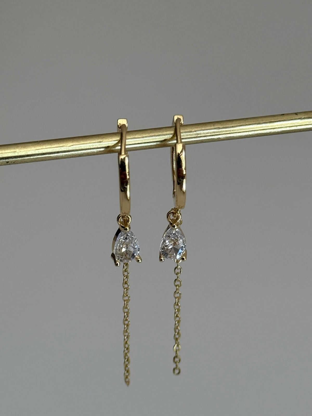 Gold Rengi Taşlı Zincir Sallantılı Kadın Küpe