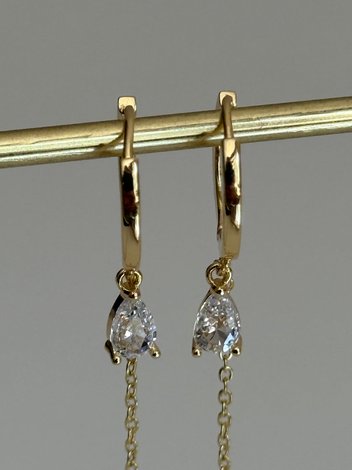 Gold Rengi Taşlı Zincir Sallantılı Kadın Küpe