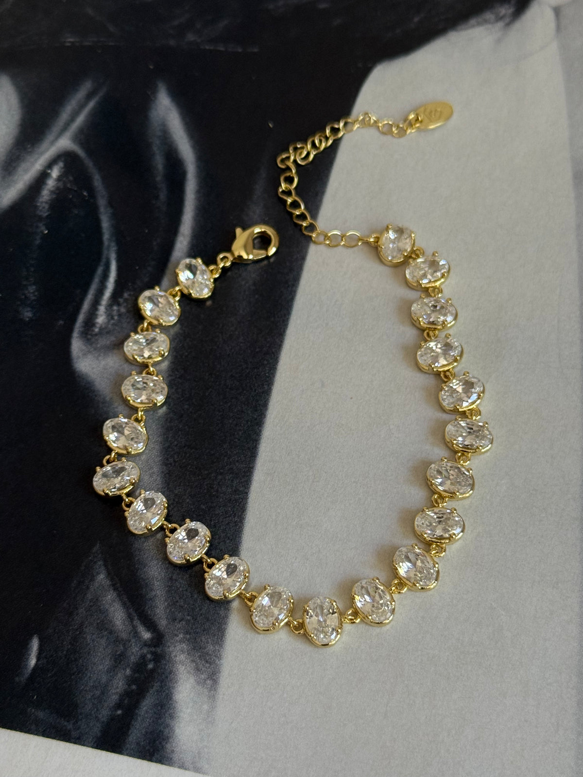 Gold Rengi Sıralı Oval Taşlı Kadın Bileklik